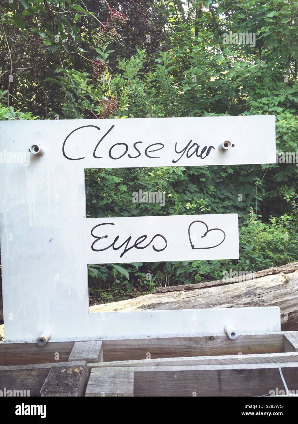 Schließen Sie Ihre Augen Graffiti auf den Buchstaben "E" geschrieben Stockfoto