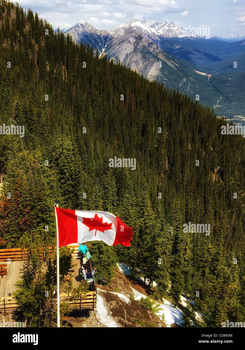 Kanadische Flagge weht über den Schwefelgehalt Berg der kanadischen Rockies. Stockfoto