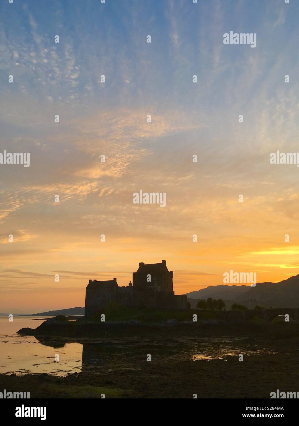 Eilean Donan Castle am Loch Dornie, Schottland bei Sonnenuntergang Stockfoto