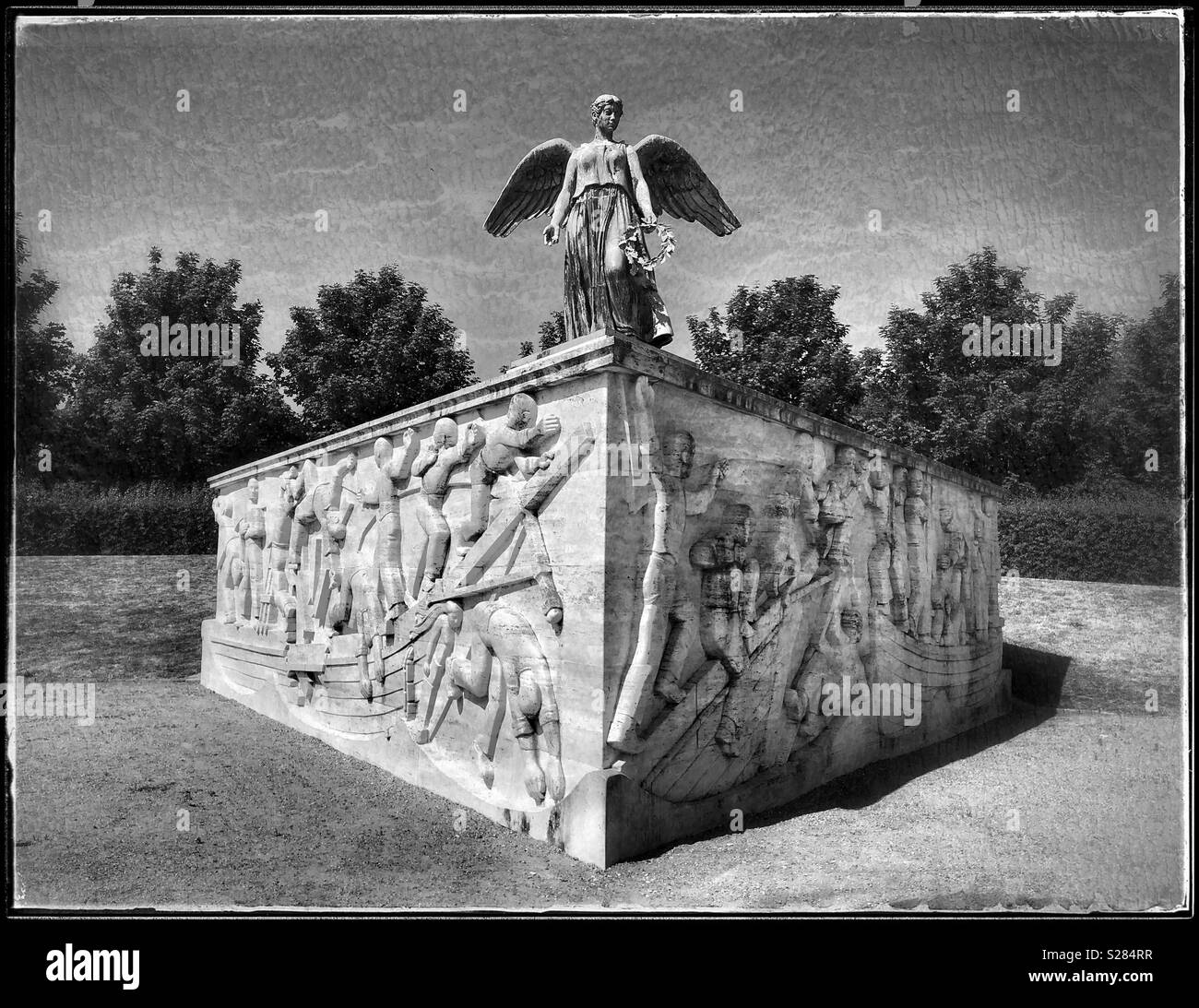 Ein Schwarz-Weiß-Bild der Seefahrer Denkmal - Søfartsmonumentet - im Hafen von Kopenhagen (København), Dänemark. Eine dänische Speicher für jene in W.W. verloren 1. Foto - © COLIN HOSKINS. - Smartphone-aufgenommenes Stockfoto
