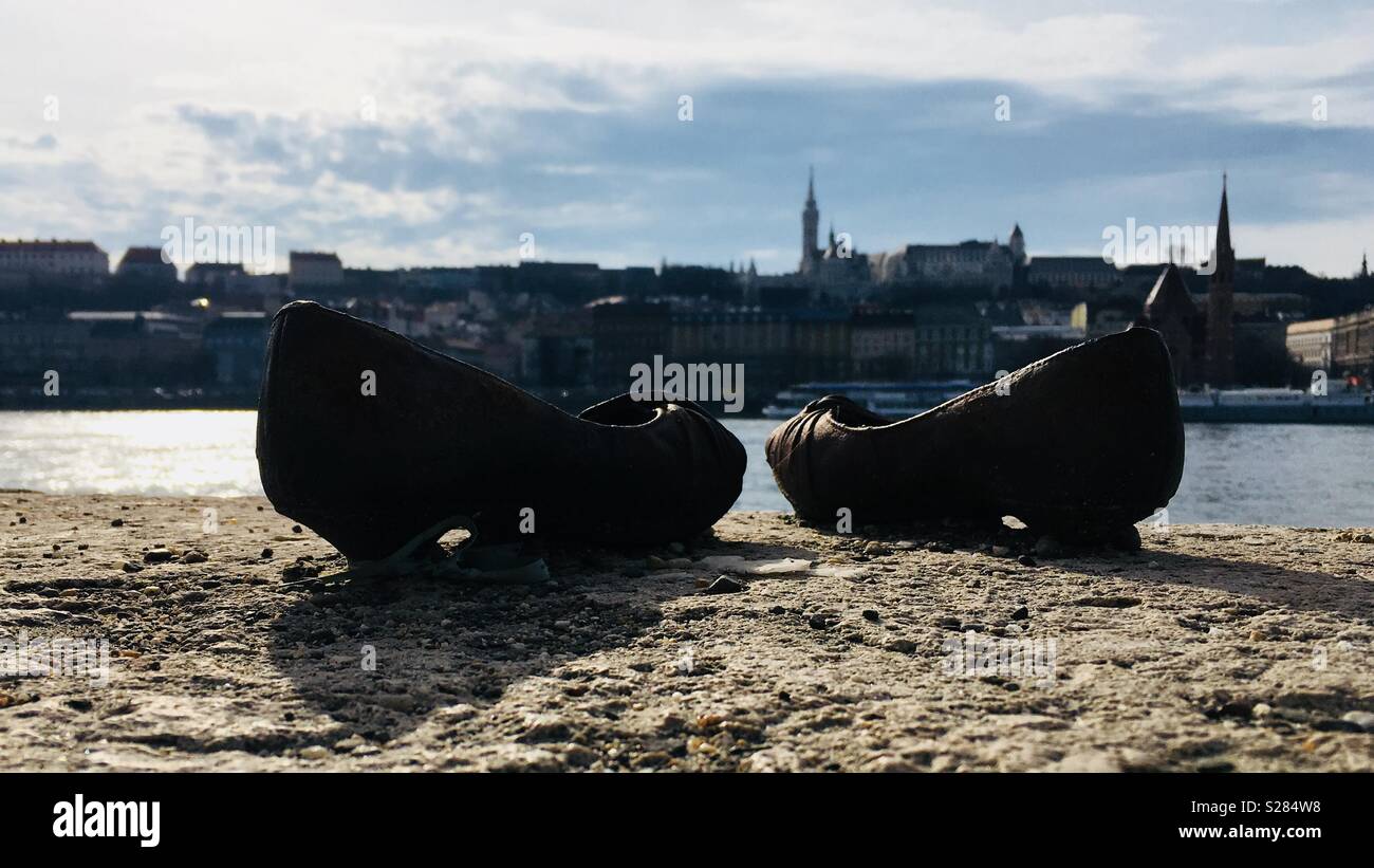 Holocaust schuh Skulpturen am Ufer der Donau Stockfoto