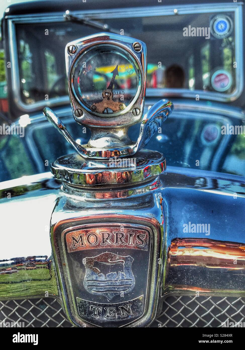 Oldtimer, Morris 10, Abzeichen, Kühlergrill und externen Temperaturanzeige in der Motorhaube - Smartphone-aufgenommenes Stockfoto