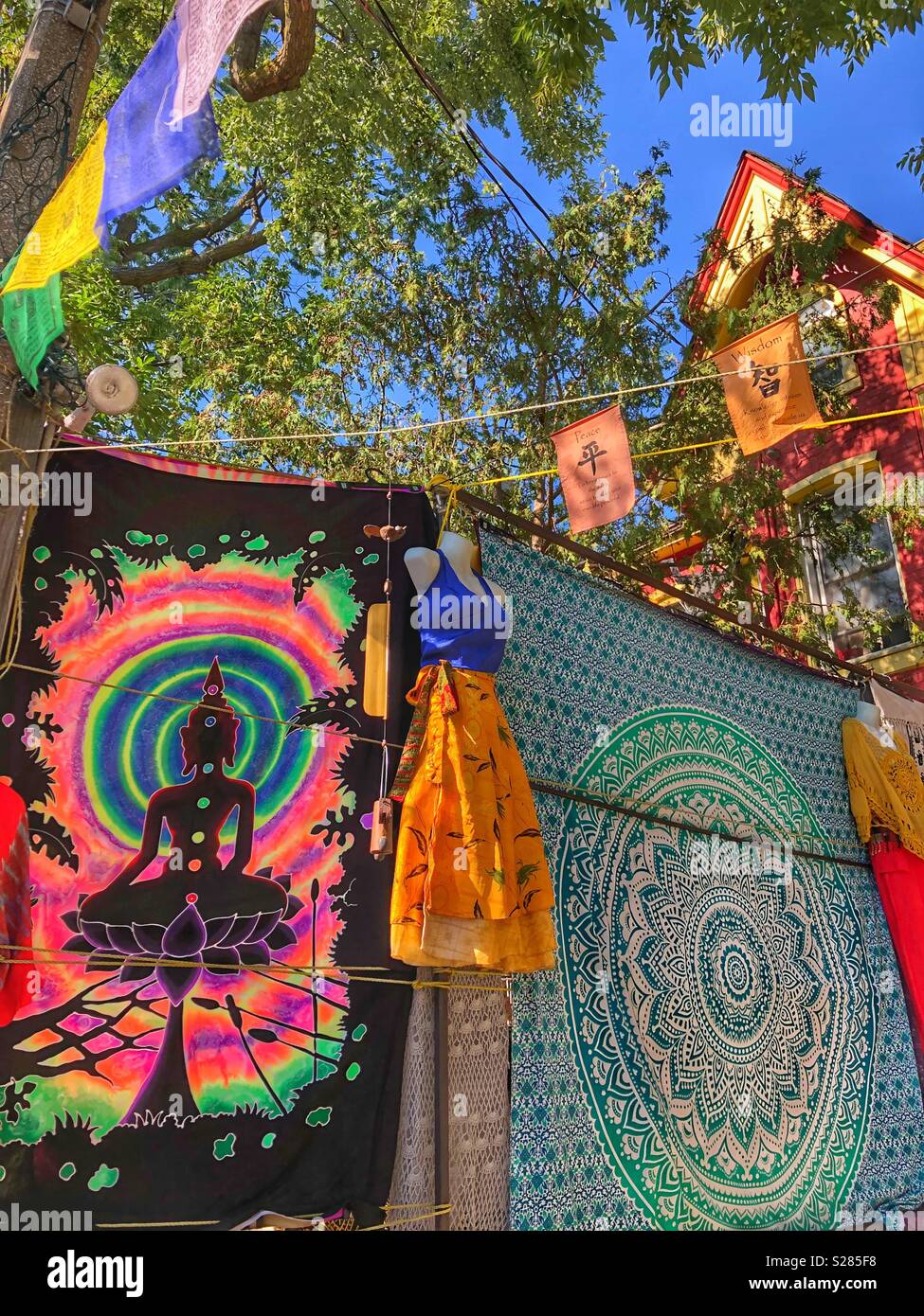 Eklektisches Vintage-Geschäft in Kensington Market, Toronto, Kanada. - Smartphone-aufgenommenes Stockfoto