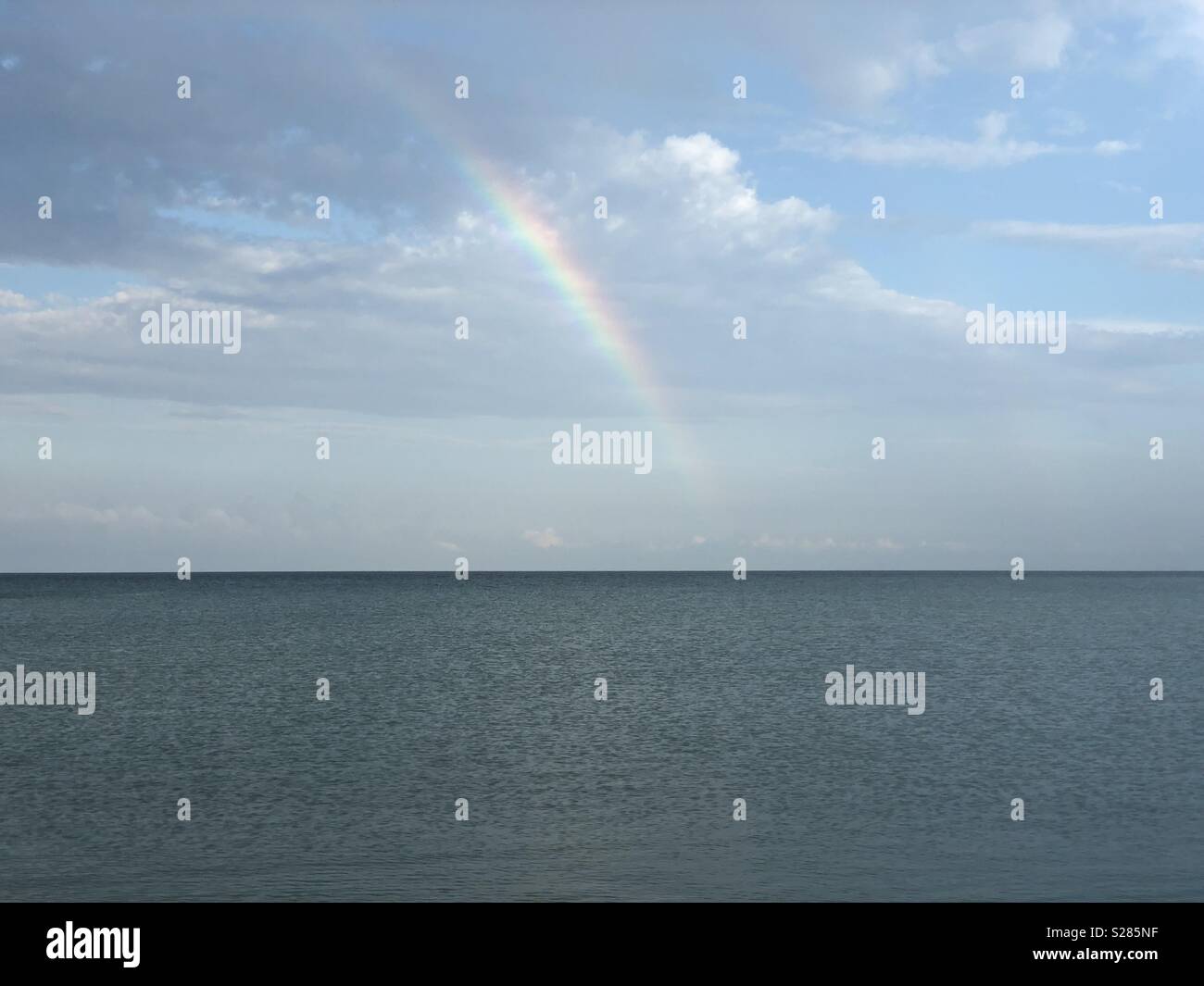 Regenbogen am Schwarzen Meer. Stockfoto