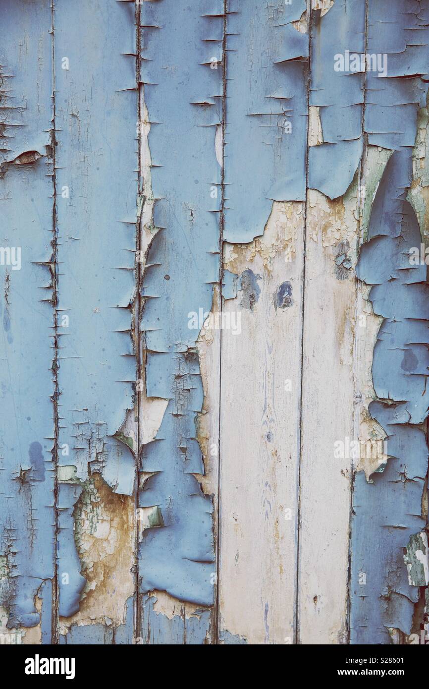 Einen strukturierten Hintergrund der Peeling und Blasenbildung der blauen Farbe auf morsche Bretter aus Holz mit Kopie Raum Stockfoto