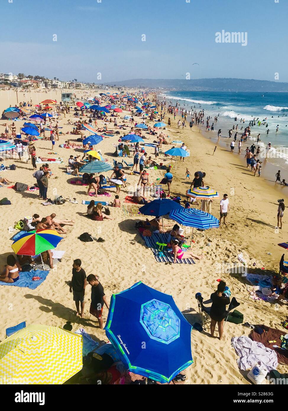 Einen sehr vollen Strand an einem heißen Sommertag. Manhattan Beach, Kalifornien, USA. - Smartphone-aufgenommenes Stockfoto