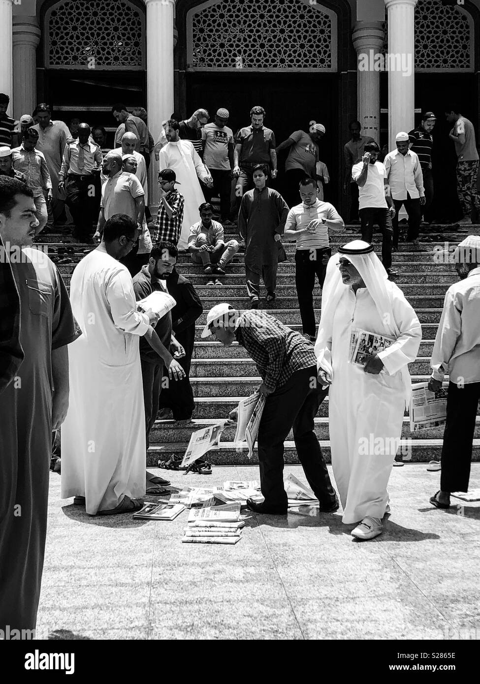 Muslime kaufen Zeitungen nach dem Gebet Freitag Beten an der Moschee, Abu Dhabi, VAE Stockfoto