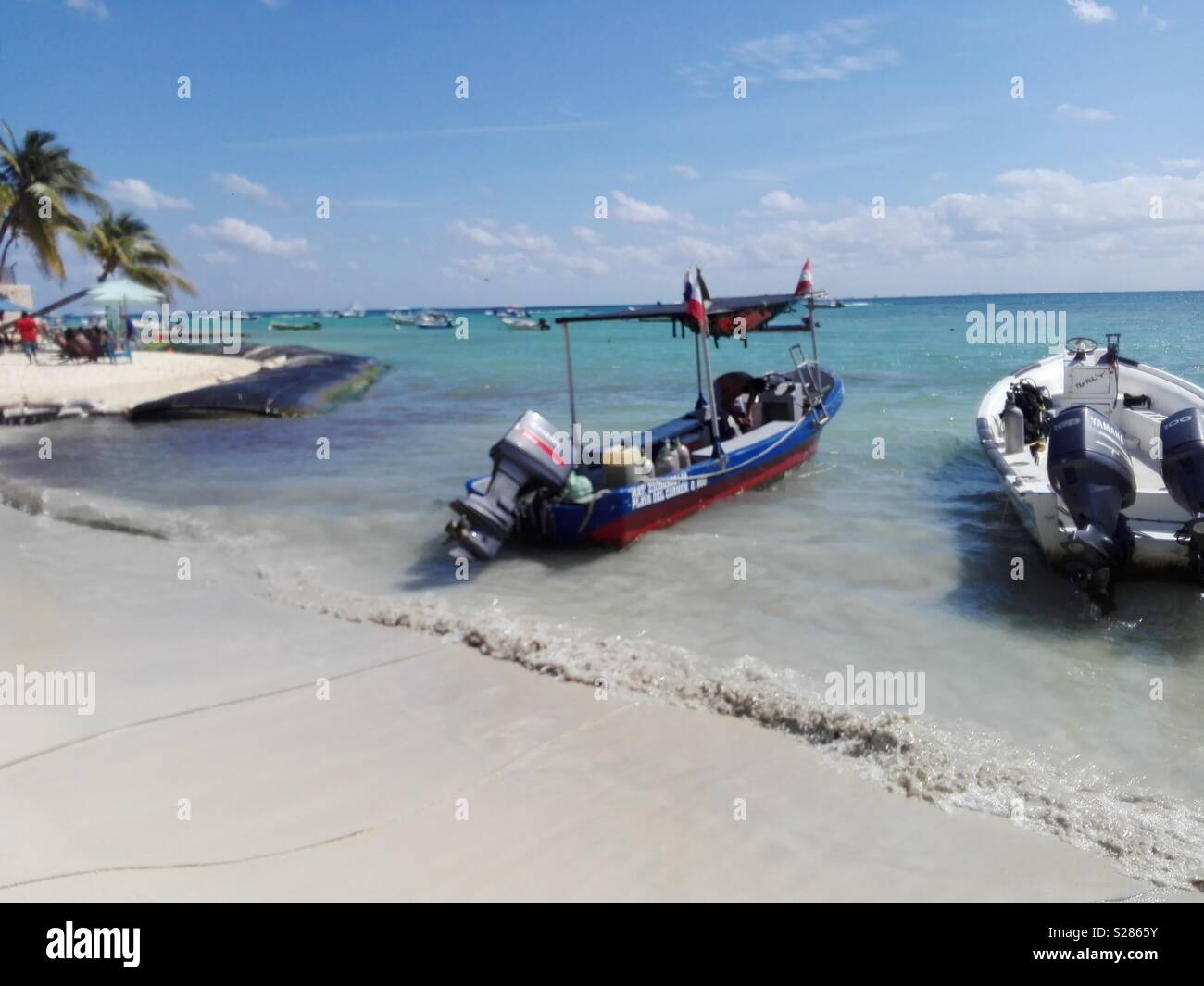 Bote de Motor encallado en la playa del Caribe en Playa del Carmen Stockfoto