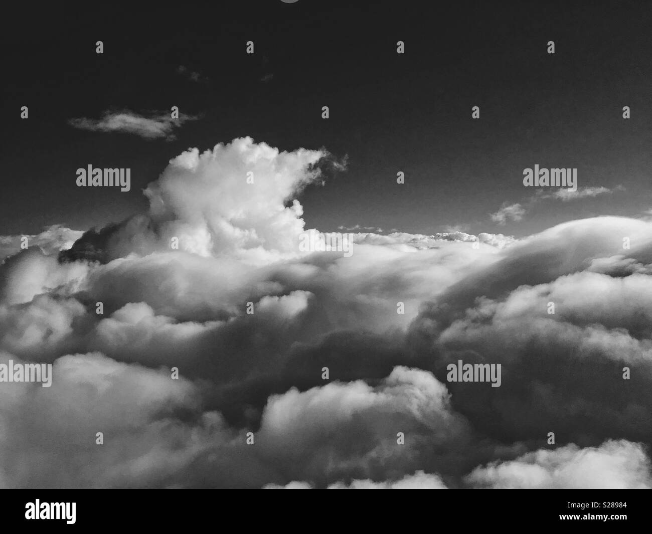 Über den Wolken. Schwarz und Weiß. Stockfoto