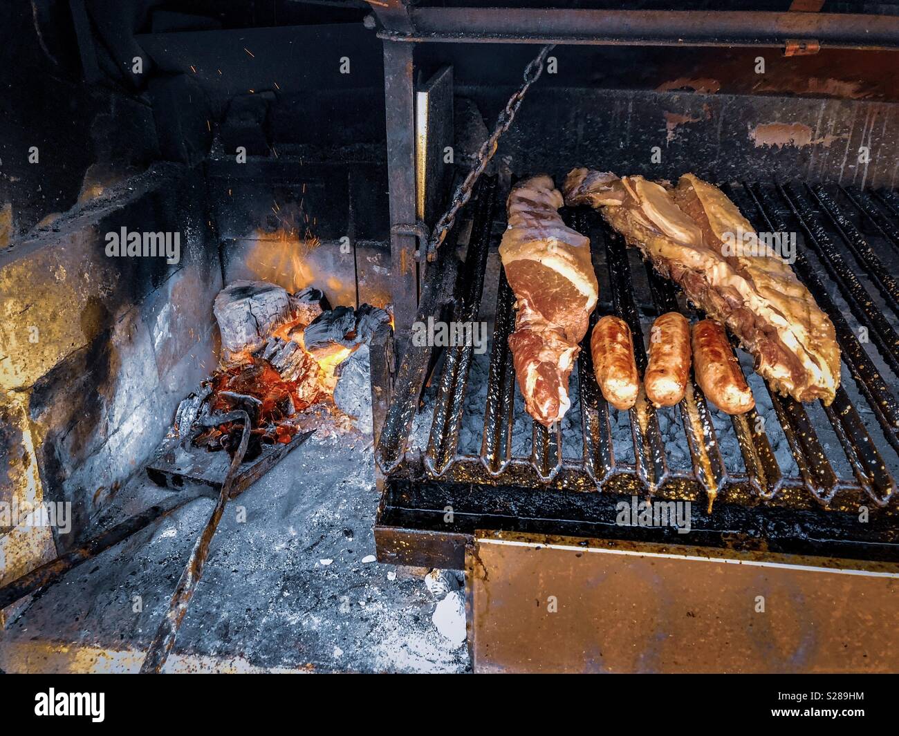 Kochen Fleisch auf dem Grill Stockfoto