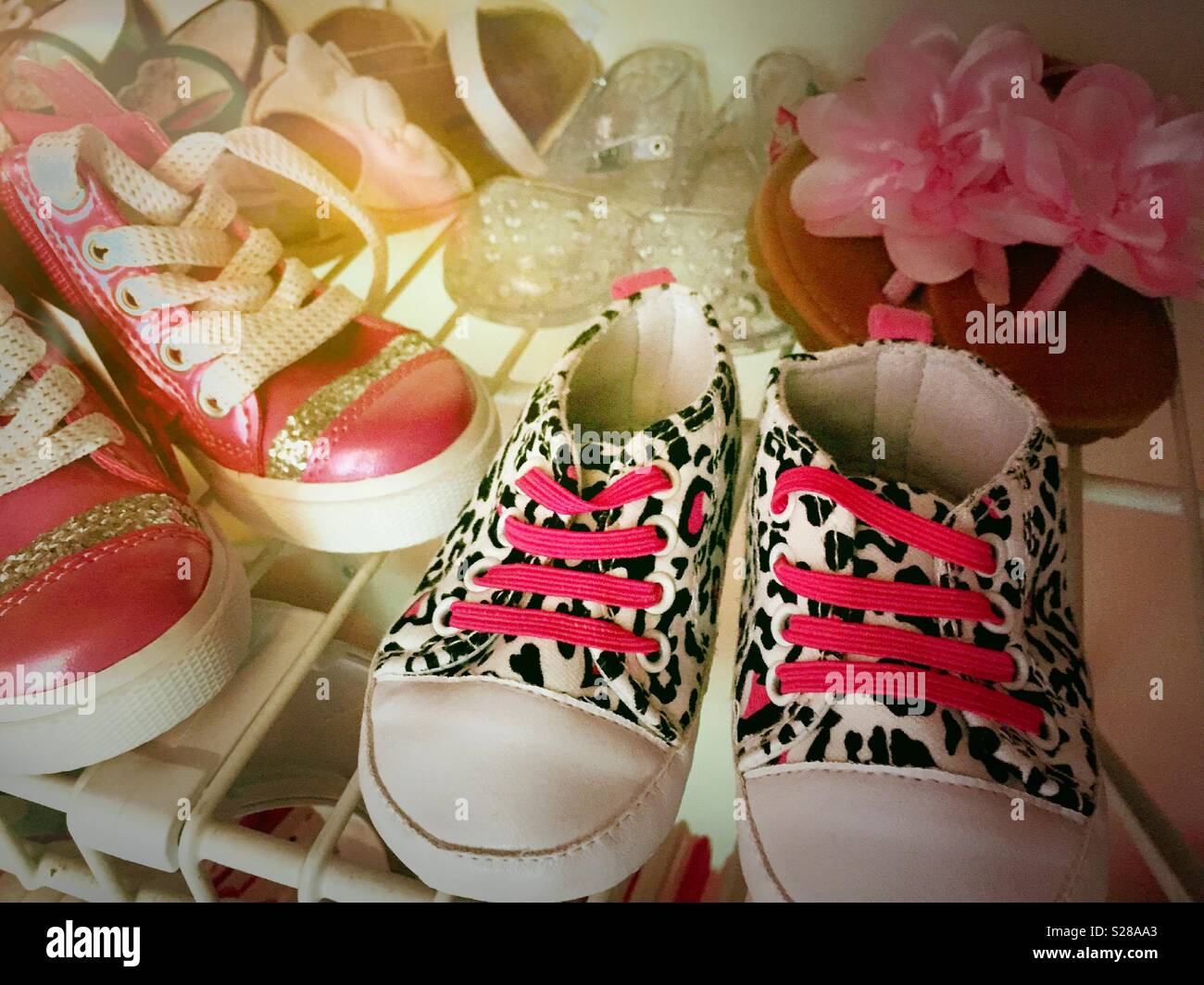 Ein Schrank mit niedlichen gemusterten Baby Schuhe gefüllt, USA - Smartphone-aufgenommenes Stockfoto