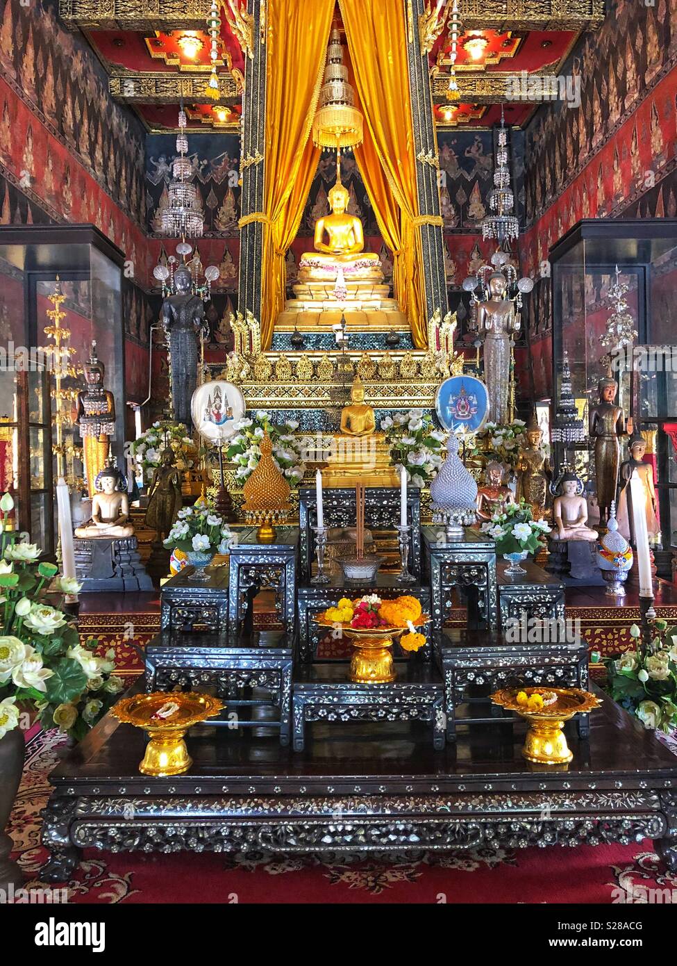 Reich verzierte buddhistische Tempel in Bangkok, Thailand. - Smartphone-aufgenommenes Stockfoto