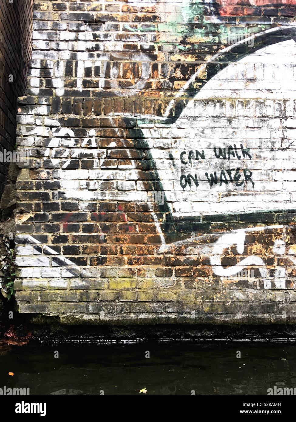 Ich kann auf dem Wasser graffiti in Kreuzberg, Berlin Stockfoto