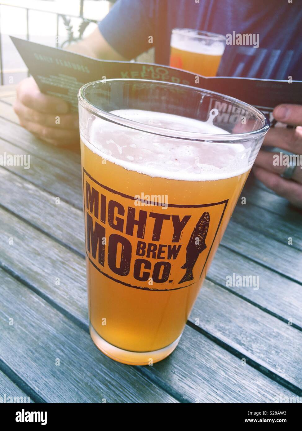 Pint Glas Handwerk Bier an der Mighty Mo brew Unternehmen, Great Falls, Montana, USA - Smartphone-aufgenommenes Stockfoto