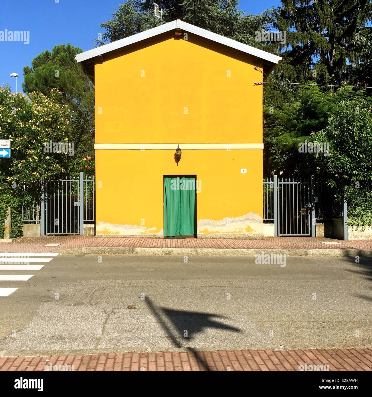 Gelbes Haus in Italien Stockfoto