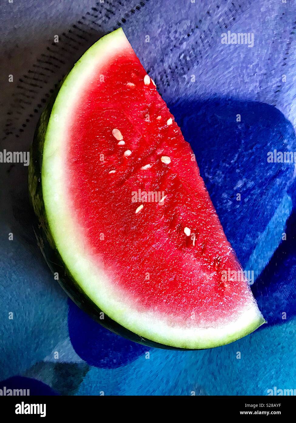 Ein Stück reifer Wassermelone auf einem Glas Fach - Smartphone-aufgenommenes Stockfoto