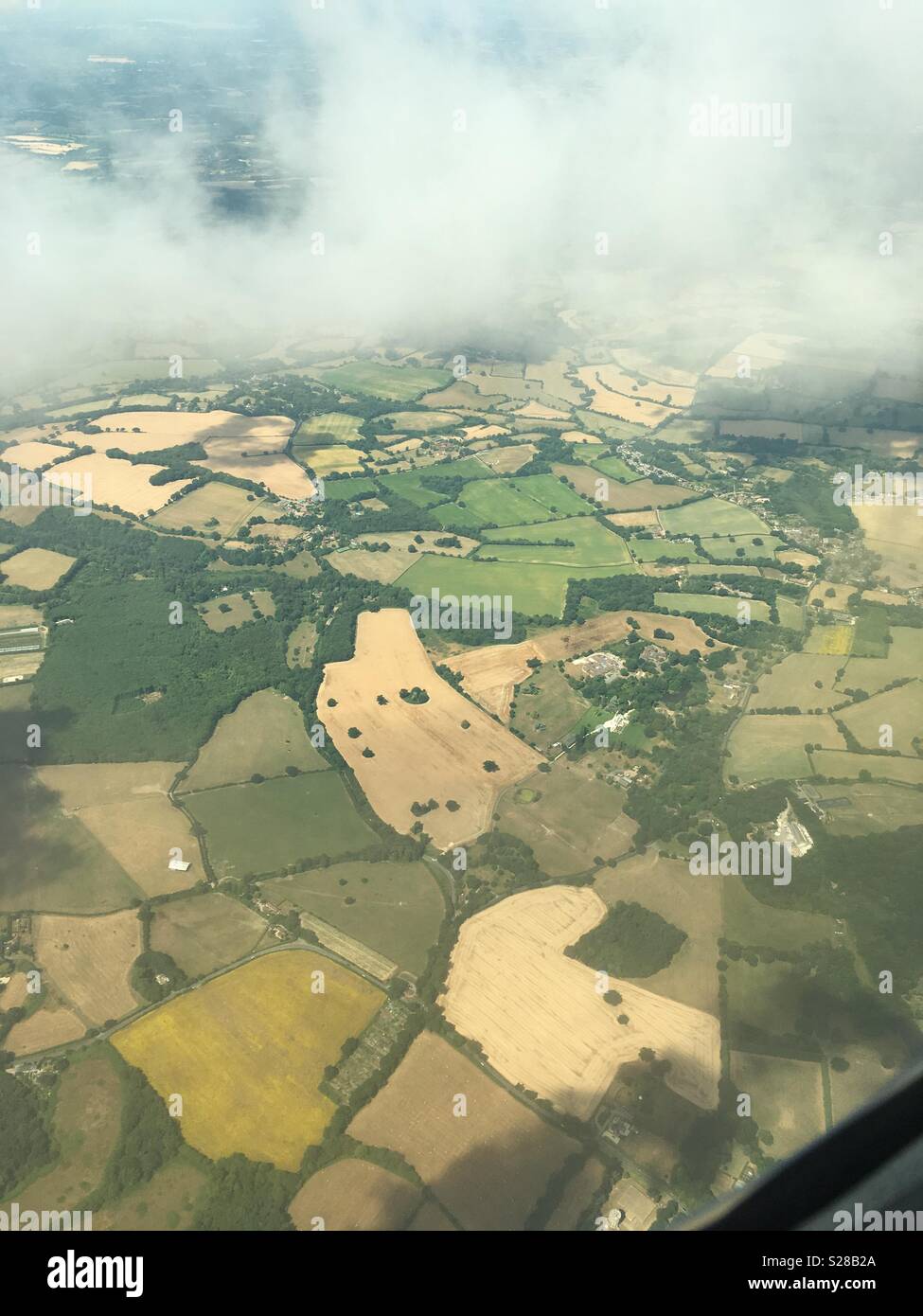 Anzeigen von England mit trockenem Gras aus dem Flugzeug Stockfoto
