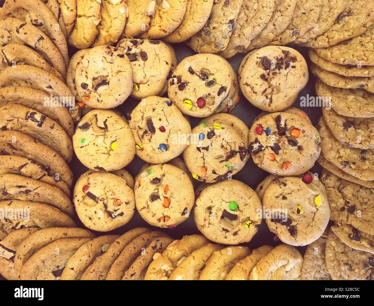 Ein großes Fach für Chocolate Chip Cookies in einem Design angeordnet - Smartphone-aufgenommenes Stockfoto
