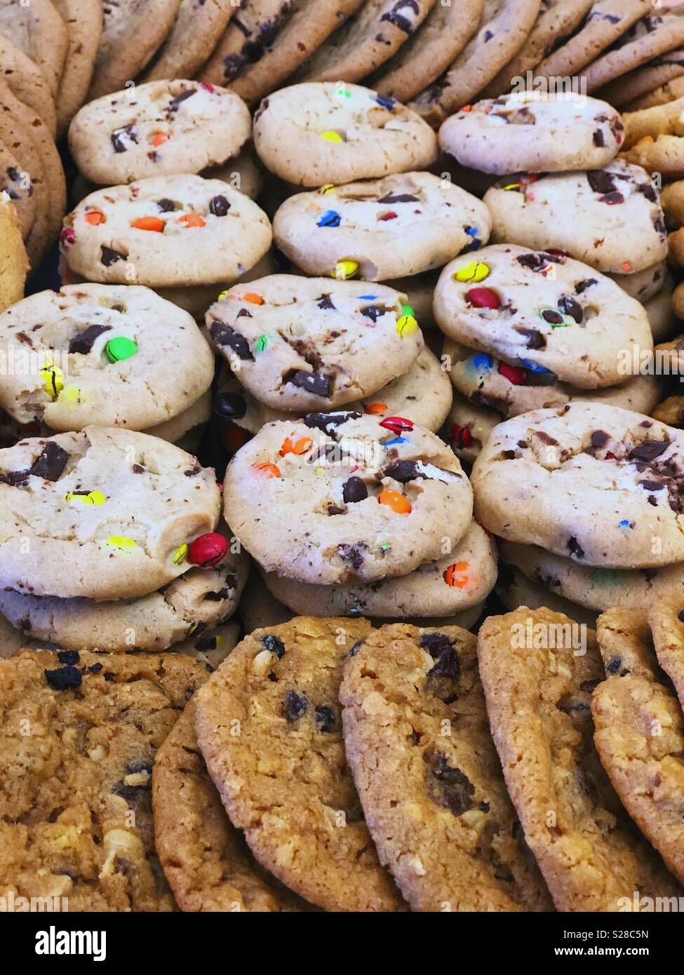 Ein Tablett voller Chocolate Chip und M&M cookies - Smartphone-aufgenommenes Stockfoto