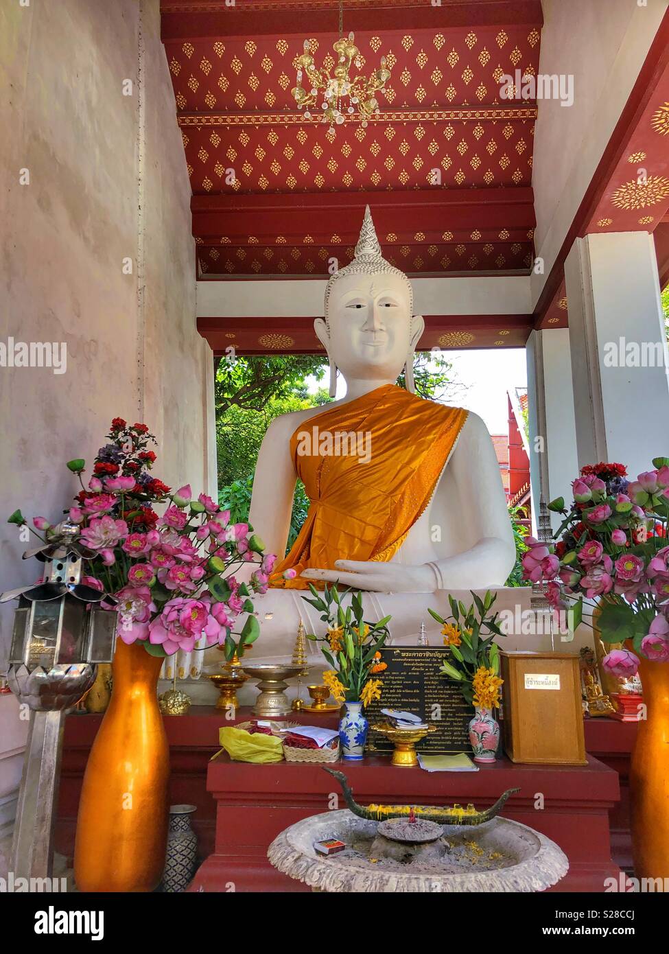 Ein buddhistischer Tempel in Bangkok, Thailand. - Smartphone-aufgenommenes Stockfoto
