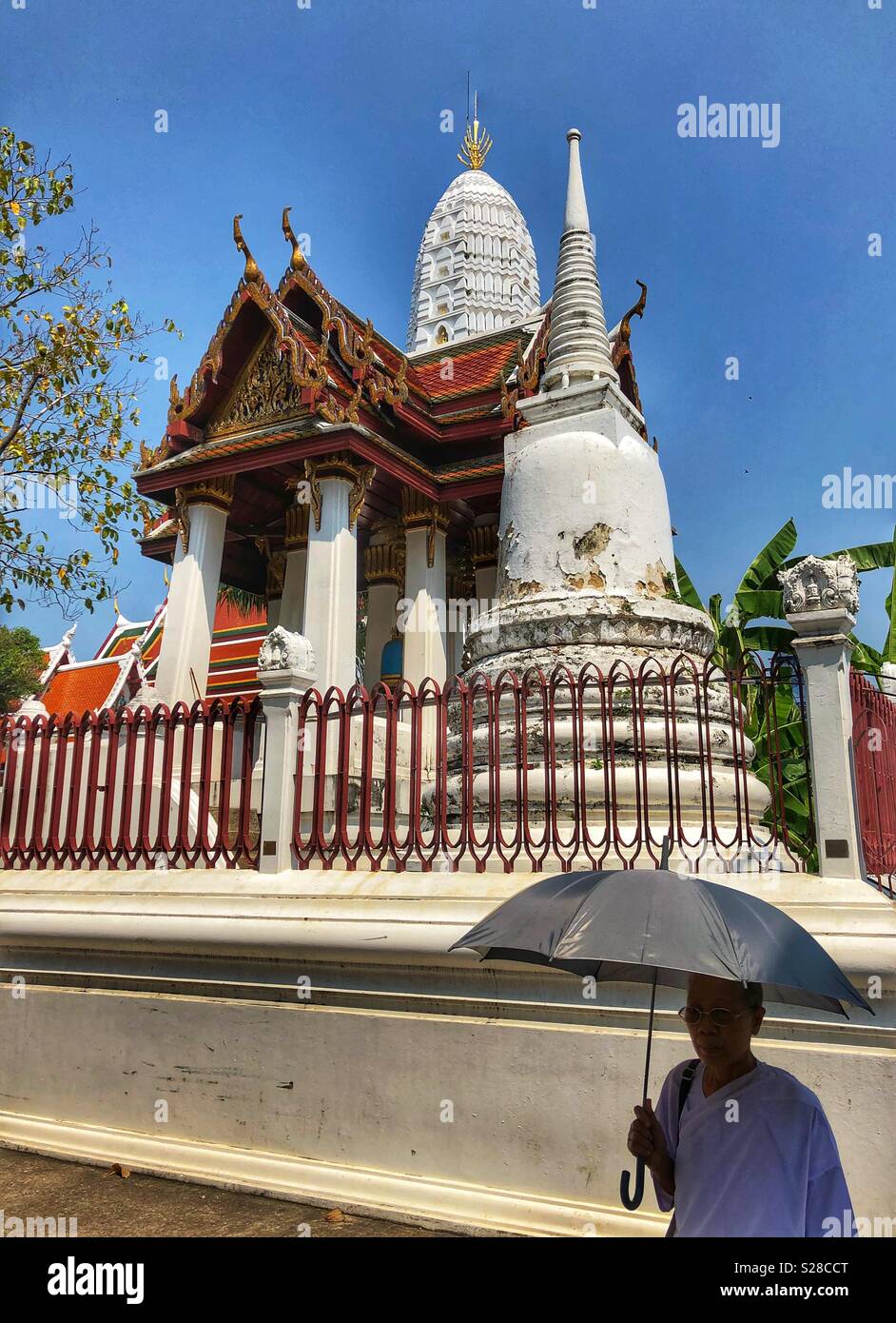 Ein buddhistischer Mönch zu Fuß vor einem Tempel in Bangkok, Thailand. Stockfoto