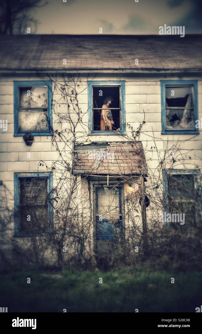 Gruselige Puppe in verlassenen Haus. Stockfoto