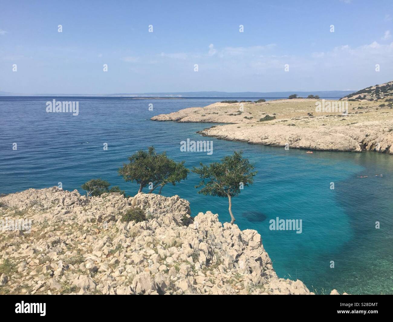 Klippen über dem Meer auf der Insel Krk, Kroatien. - Smartphone-aufgenommenes Stockfoto