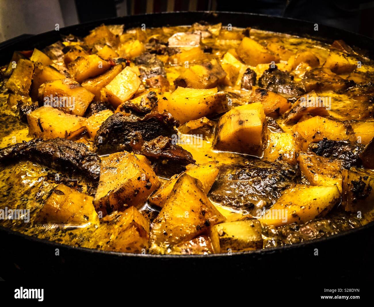 Fleisch und Kartoffeln mit cremiger Sauce - Smartphone-aufgenommenes Stockfoto