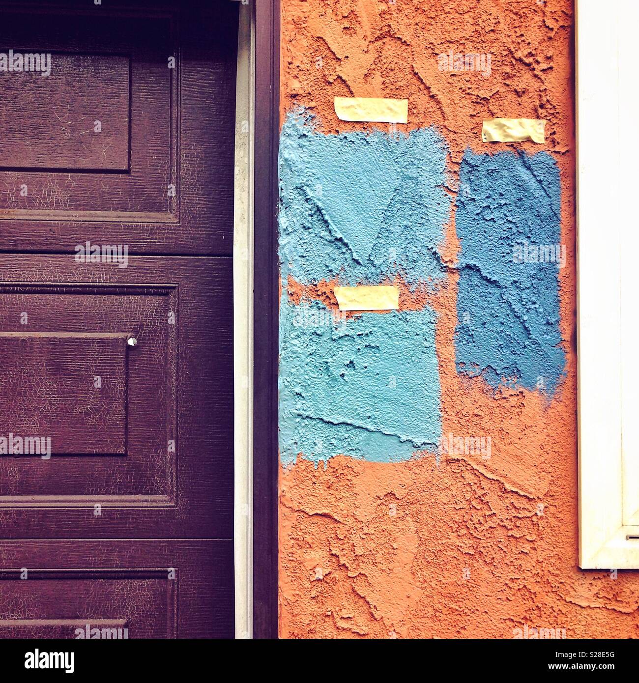 Farbe Tests an der Wand eines Gebäudes in El Porto, Kalifornien, in der Nähe von Manhattan Beach Stockfoto
