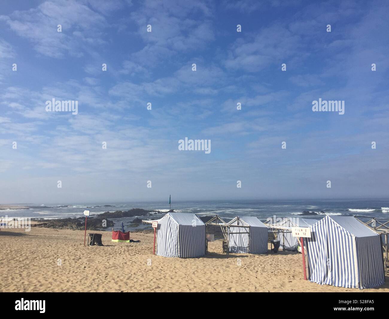 Strand in Póvoa de Varzim, Portugal mit den traditionellen Strand Zelte  Stockfotografie - Alamy