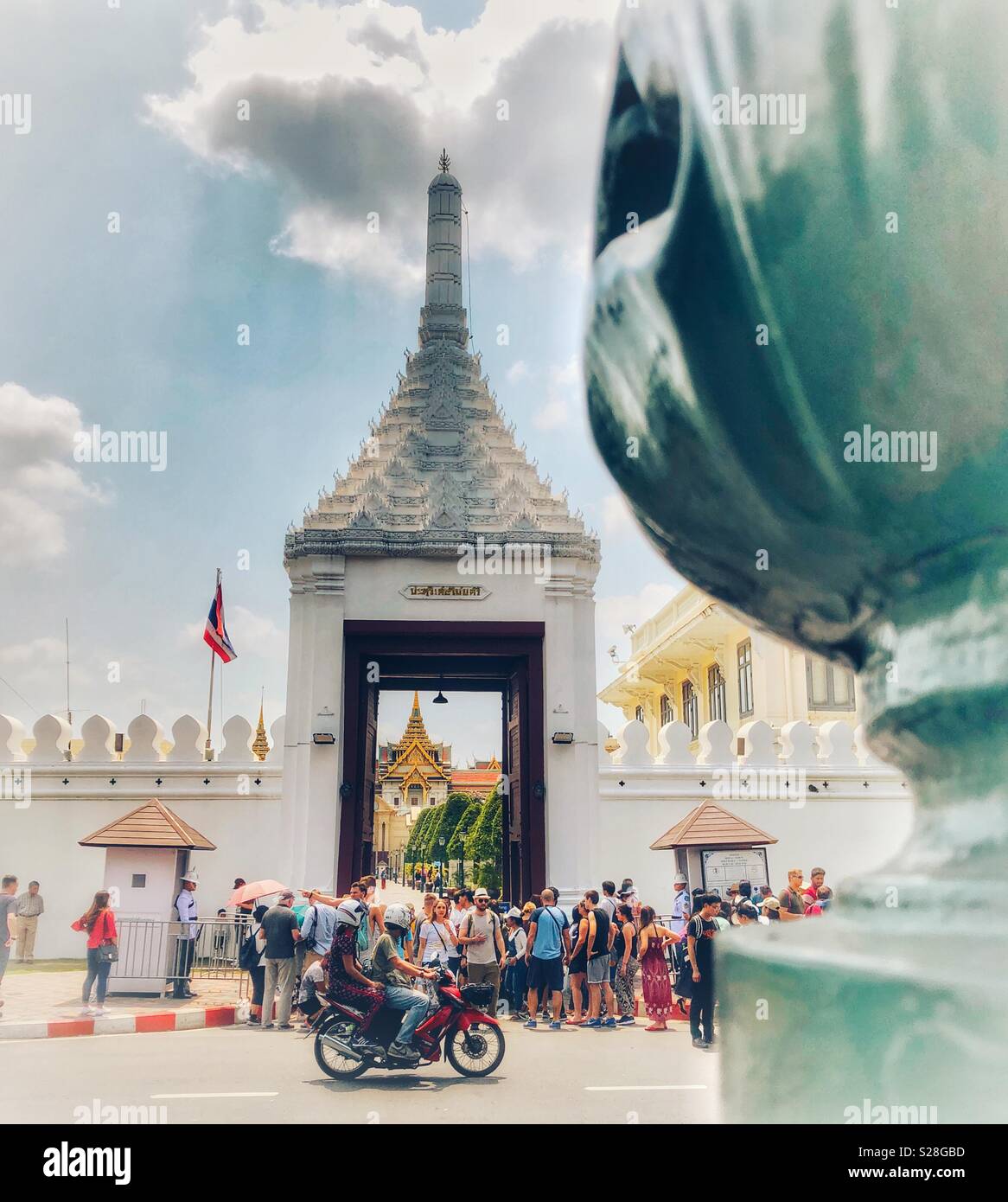 Touristen stehen außerhalb ein buddhistischer Tempel in Bangkok, Thailand. Stockfoto