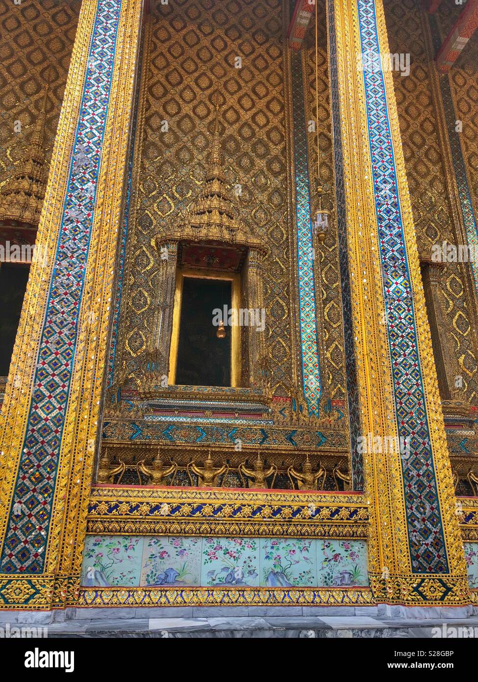 Kunstvolle Muster und Designs in einem buddhistischen Tempel in Bangkok, Thailand. - Smartphone-aufgenommenes Stockfoto