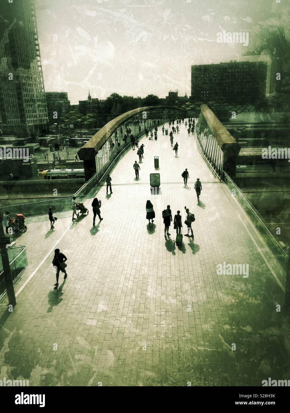 Auf Fußgänger auf der Brücke zu Stratford City Shopping Centre. Stratford East London. An einem sonnigen Morgen. - Smartphone-aufgenommenes Stockfoto