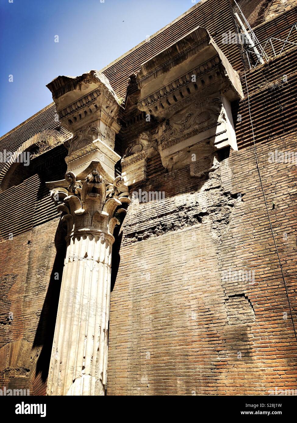 Bruchteil der korinthischen Säule an der Rückseite des Pantheon Rom, Italien. Stockfoto