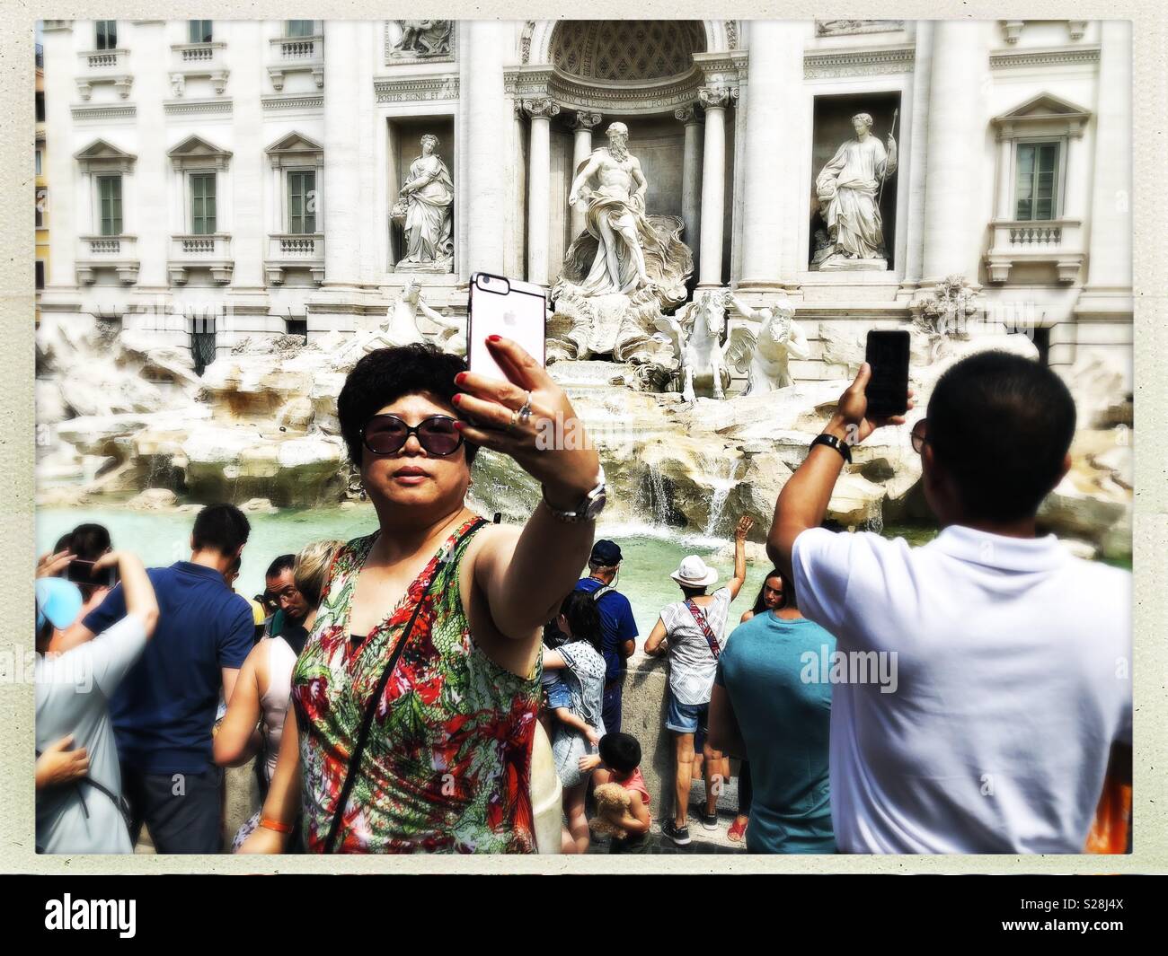 Touristische selfies am Trevi-brunnen. Rom. Italien. Stockfoto