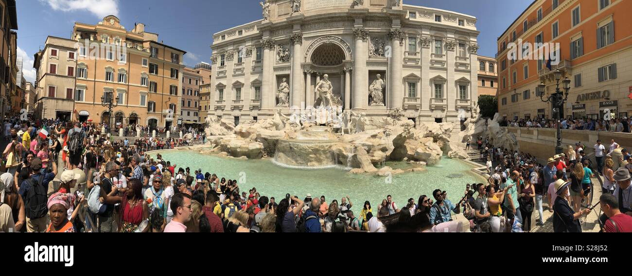 Panorama der Trevi Brunnen mit touristischen Horden im Sommer. Rom. Italien. Stockfoto