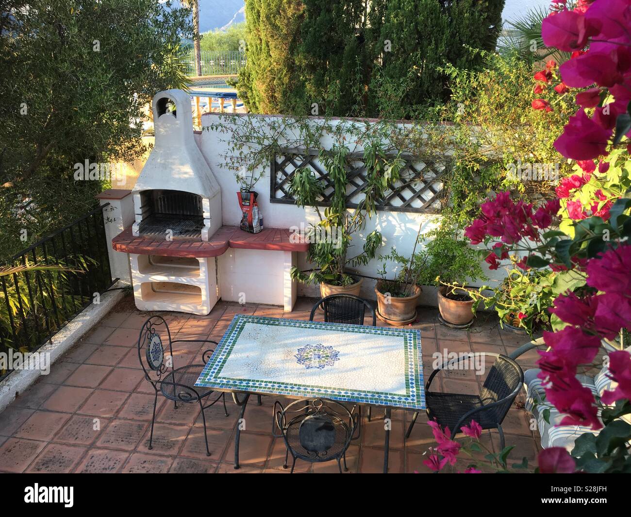 Attraktive mediterrane Grillplatz in Spanien - Smartphone-aufgenommenes Stockfoto
