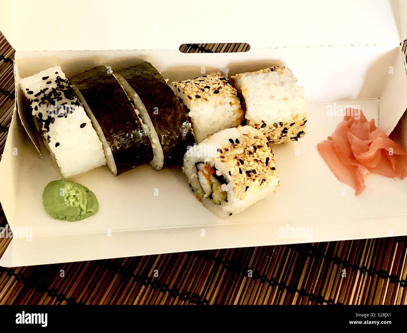 Sushi zu gehen - Smartphone-aufgenommenes Stockfoto