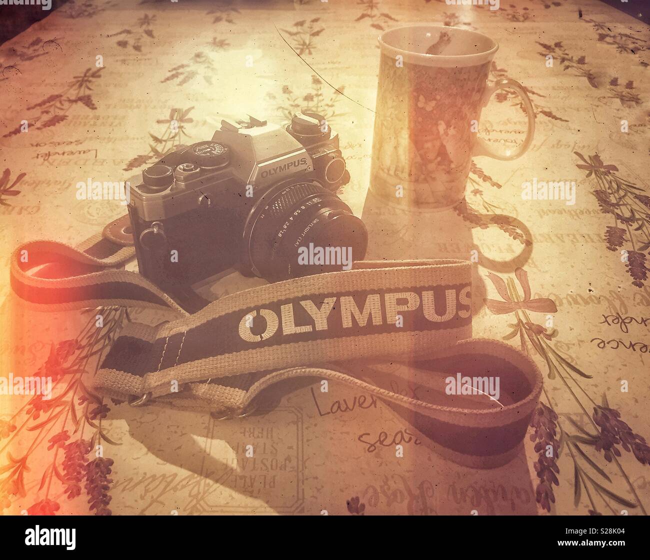 Klassische Olympus OM 10 Film Kamera auf dem Küchentisch. - Smartphone-aufgenommenes Stockfoto