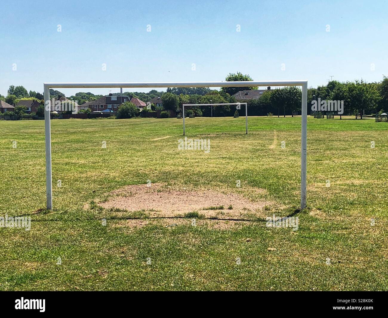 Weiß Fußball Ziele auf einem Fußballplatz in einem öffentlichen Park, Greasby, Wirral, England Stockfoto