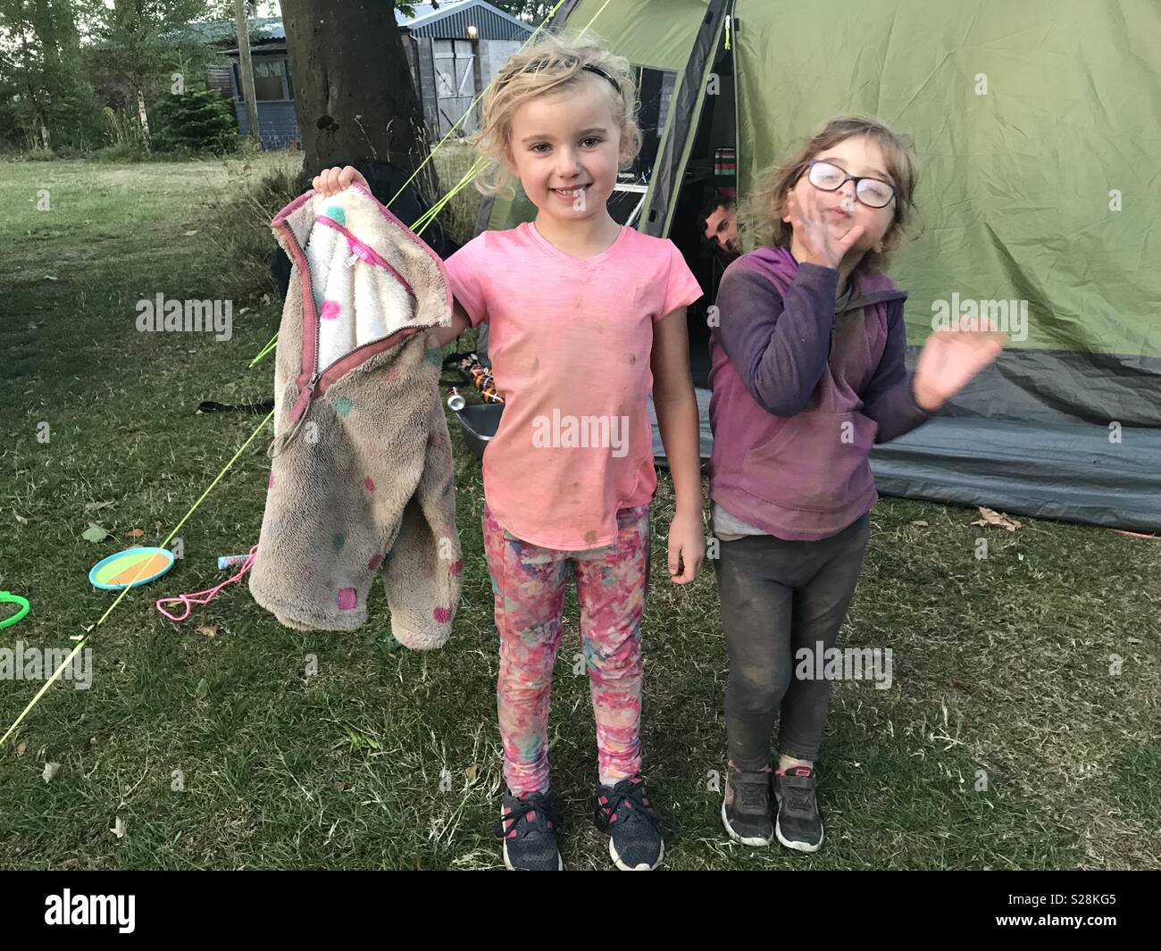 Schmutzige Kinder Spaß am Camping Stockfoto