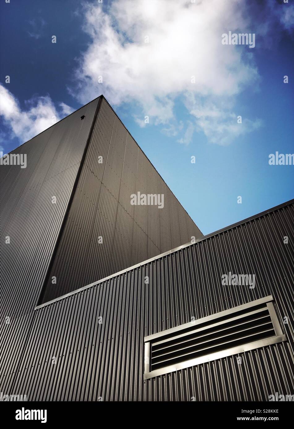 Ein niedriger Betrachtungswinkel von schwarzen Gebäude am Platz Studios, Manchester Stockfoto