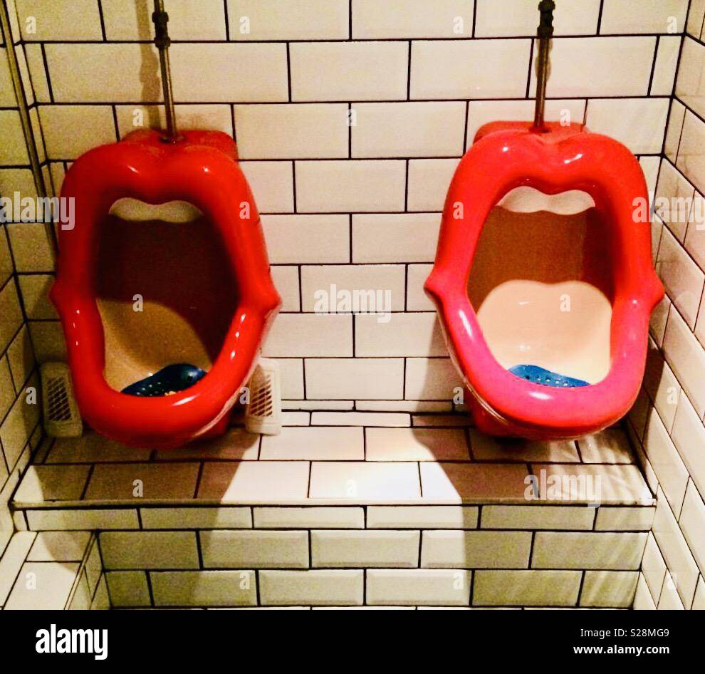 Männer Urinale in ungewöhnlichen Neuheit Form im Britischen wc. Stockfoto