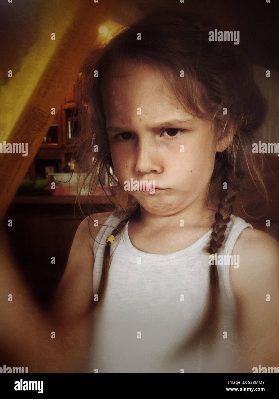 Porträt eines mürrischen 6 Jahre altes Mädchen mit gerunzelter Stirn Stockfoto