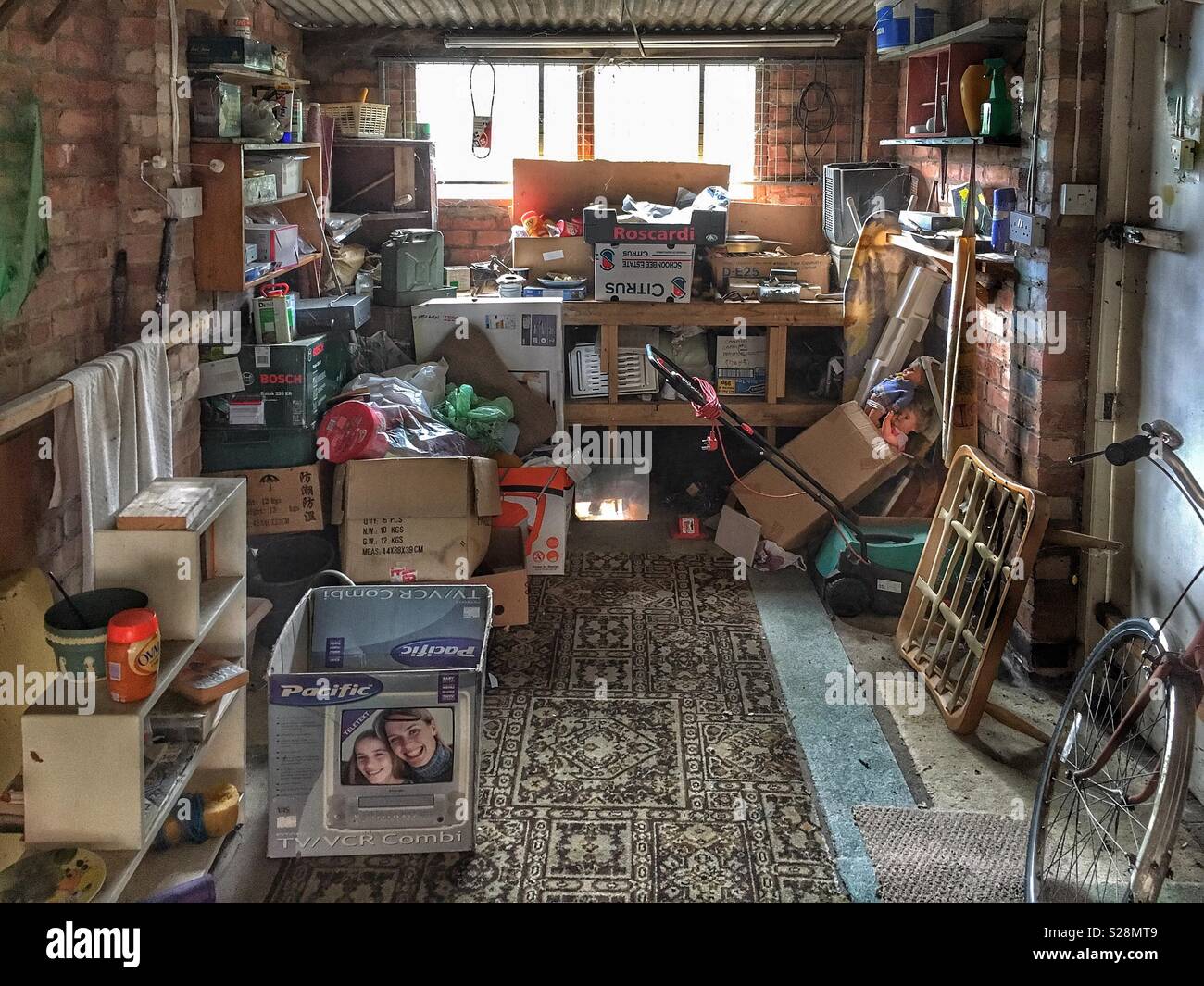 Eine Garage voller Müll Stockfotografie - Alamy