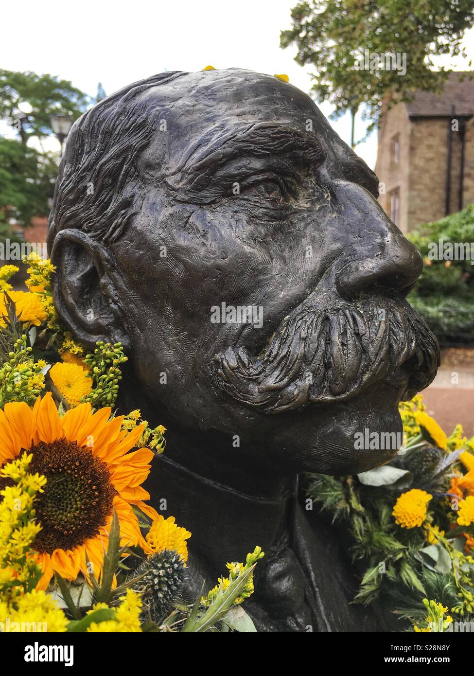 Hereford Großbritannien Statue von Edward Elgar, geschmückt mit Blumen für einen Sommer Musikfestival in Hereford - Smartphone-aufgenommenes Stockfoto