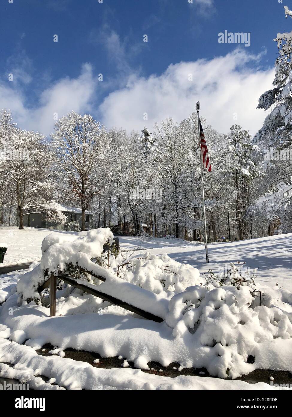 Zaun und Flagge in den Schnee. Stockfoto