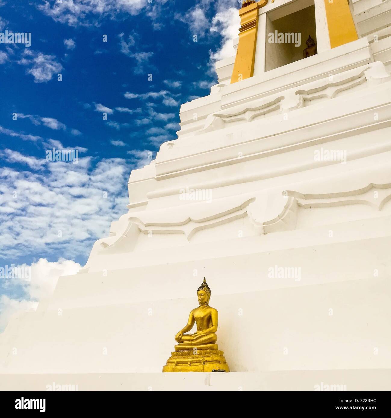 Buddha Statue neben neuen weißen Tempel, Ayutthaya, Thailand - Smartphone-aufgenommenes Stockfoto