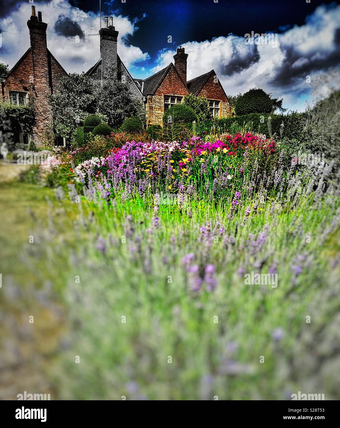 Felley Priorat und bunten Blumenrabatten, North Nottinghamshire, East Midlands, England. Im Jahre 1156 gegründet. Stockfoto