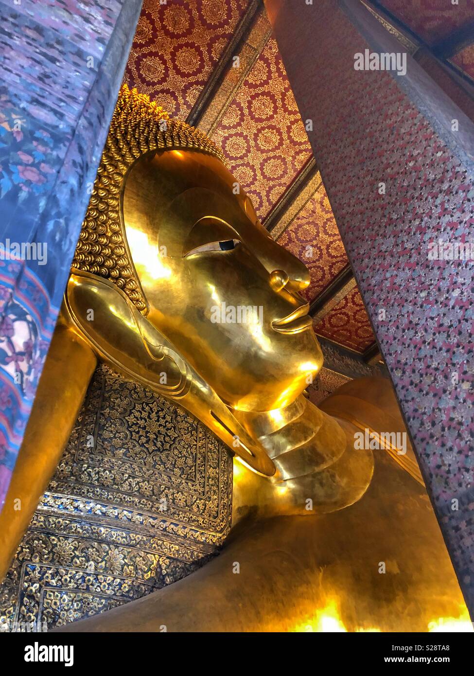 Eine große goldene Buddha Skulptur in Bangkok, Thailand. - Smartphone-aufgenommenes Stockfoto